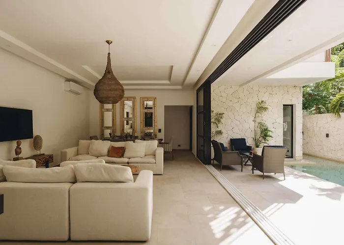 Luxe 8br Double Villa, Gated, Patio & Pool Casa de férias *