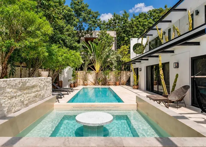 Luxe 8br Double Villa, Gated, Patio & Pool *