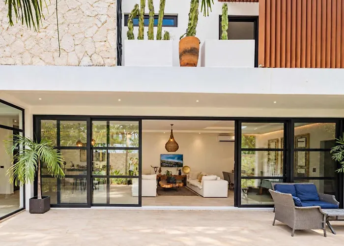 Luxe 8br Double Villa, Gated, Patio & Pool
