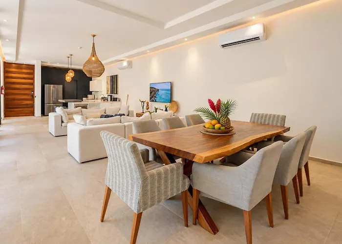Luxe 8br Double Villa, Gated, Patio & Pool Casa de férias