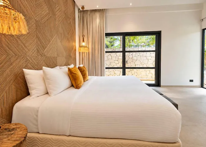 Luxe 8br Double Villa, Gated, Patio & Pool *