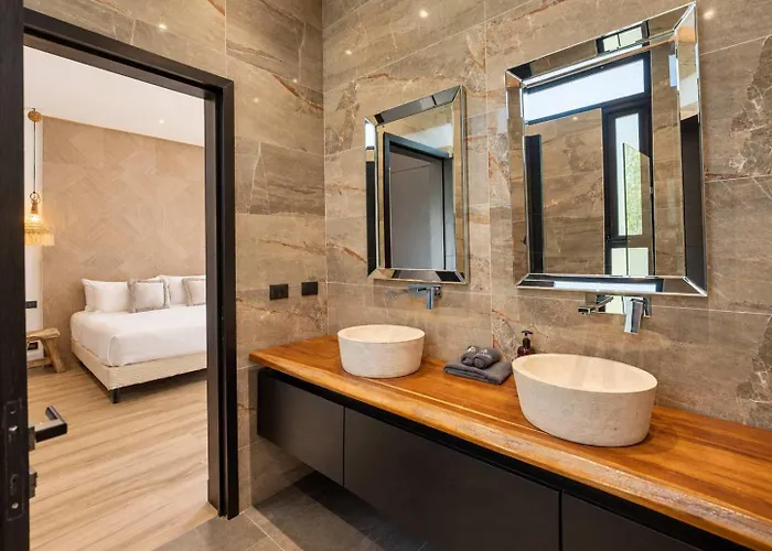 Luxe 8br Double Villa, Gated, Patio & Pool Casa de férias *